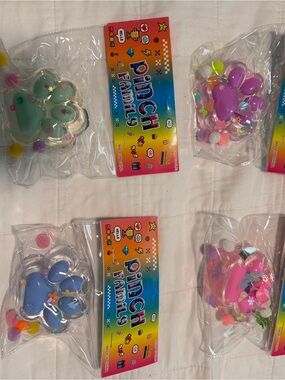 ONE  Paw-Shaped Squishy Toy - Assorted Pastel Colors